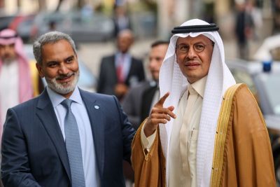 Tổng thư ký OPEC Haitham al-Ghais và Bộ trưởng Năng lượng Ả Rập Xê Út Abdulaziz bin Salman tham gia cuộc họp ở Vienna hôm thứ Tư.