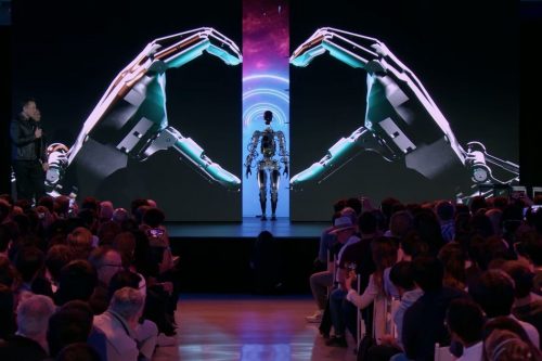 Nguyên mẫu robot hình người Optimus bước vài bước, vẫy tay chào khán giả và thực hiện một số động tác nhảy cơ bản.