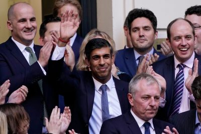 Rishi Sunak vẫy tay sau khi được thông báo là người chiến thắng cuộc đua lãnh đạo Đảng Bảo thủ hôm thứ Hai.