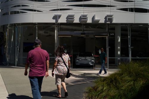 Tesla đã tăng giá bán xe khi các chi phí nguyên liệu và logistics cao hơn.