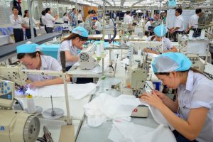 Nhiều công ty dệt may phải giảm sản lượng và một số buộc phải thu hẹp lực lượng lao động.