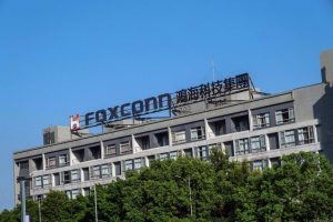 Nhà máy ở Trịnh Châu là cơ sở lắp ráp iPhone lớn nhất của Foxconn – nhà sản xuất 70% tổng số iPhone toàn cầu.