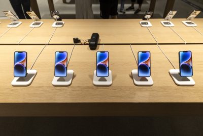 Apple có thể thiếu hụt sản lượng gần 6 triệu chiếc iPhone Pro trong năm nay do vấn đề tại nhà máy Foxconn, Bloomberg đưa tin.