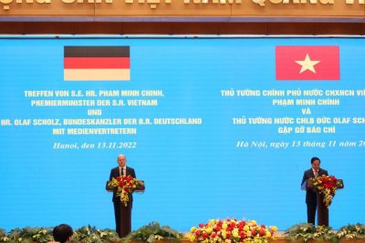 Thủ tướng Đức Olaf Scholz và Thủ tướng Việt Nam Phạm Minh Chính trả lời họp báo chung ngày 13/11 ở Hà Nội.