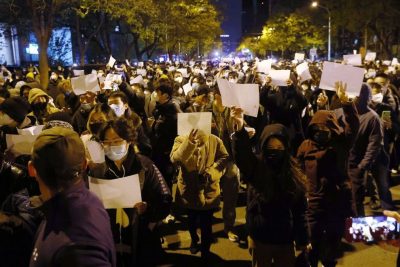 Người biểu tình ở Thượng Hải cầm tờ giấy trắng – ám chỉ đến những biện pháp kiểm duyệt của chính quyền.