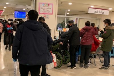 Phòng cấp cứu của Bệnh viện Triều Dương tràn ngập bệnh nhân sau khi Trung Quốc kết thúc chính sách zero Covid vào đầu tháng này.