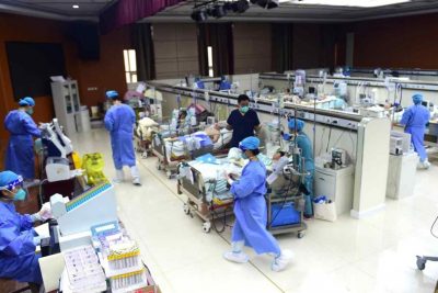 Số ca nhiễm Covid ở Trung Quốc tăng vọt kể từ khi chính quyền nới lỏng các hạn chế nghiêm ngặt vào tháng trước.
