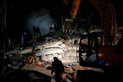 Đội cứu hộ làm việc tại một tòa nhà bị sập ở Osmaniye, Thổ Nhĩ Kỳ.