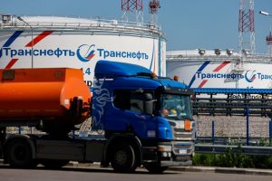 Doanh thu dầu khí của Nga trong 2 tháng đầu năm giảm gần một nửa so với cùng kỳ năm ngoái.