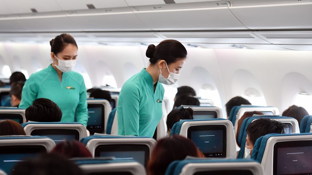 Mức lương trung bình của tiếp viên Vietnam Airlines từ 22 đến 25,5 triệu đồng/tháng.