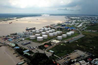 Việt Nam hiện có 2 loại dự trữ xăng dầu: dự trữ lưu thông của doanh nghiệp đầu mối và dự trữ quốc gia.