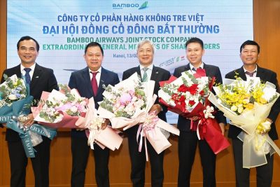 Ông Lê Thái Sâm (ngoài cùng bên phải) sắp sở hữu 21,7% vốn của Bamboo Airways.