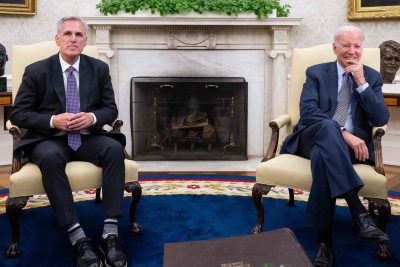 Chủ tịch Hạ viện Mỹ Kevin McCarthy (trái) và Tổng thống Joe Biden đạt được thỏa thuận cơ bản để nâng trần nợ chính phủ.
