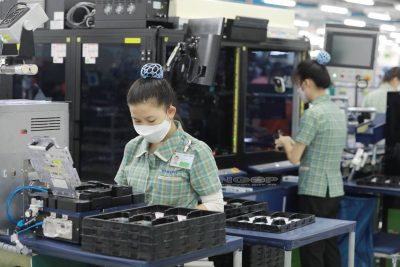 Cuộc sống của các công nhân sản xuất đồ điện tử trở nên khó khăn khi số đơn đặt hàng mới giảm mạnh.