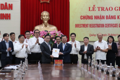 UBND tỉnh Quảng Ninh trao giấy chứng nhận đăng ký đầu tư cho Foxconn.