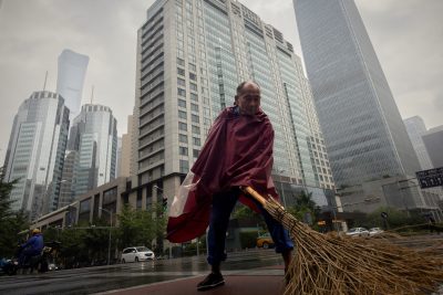 Người tiêu dùng và doanh nghiệp Trung Quốc đang trả nợ thay vì đi vay và đầu tư.