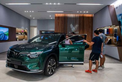 Khách xem xe VF 8 tại trung tâm bán hàng của VinFast ở Santa Monica, bang California.
