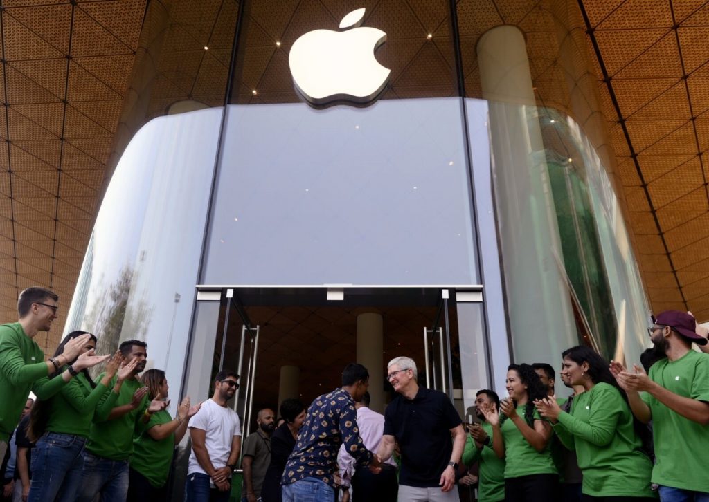 Tim Cook, ở giữa bên phải, bắt tay với một khách hàng trong lễ khai trương cửa hàng Apple đầu tiên của Ấn Độ ngày 18/4/2023.