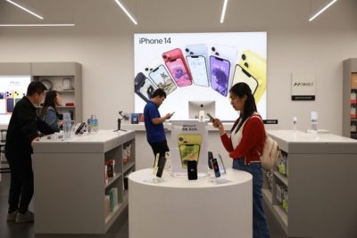 Doanh thu bán iPhone kém được bù đắp một phần bởi doanh thu dịch vụ kỷ lục.