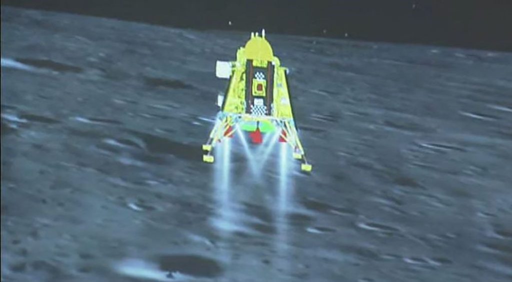 Tàu Chandrayaan-3 vài giây trước khi đổ bộ thành công xuống mặt trăng.