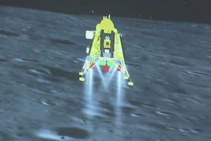 Tàu Chandrayaan-3 vài giây trước khi đổ bộ thành công xuống mặt trăng.