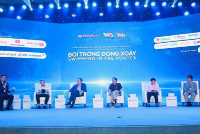 Các diễn giả tọa đàm tại Diễn đàn Cấp cao Cố vấn Tài chính Việt Nam 2023.