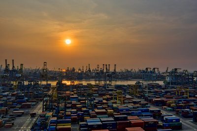 Kinh tế Việt Nam dễ bị tổn thương trước những cú sốc bên ngoài vì kim ngạch thương mại gần gấp đôi GDP.
