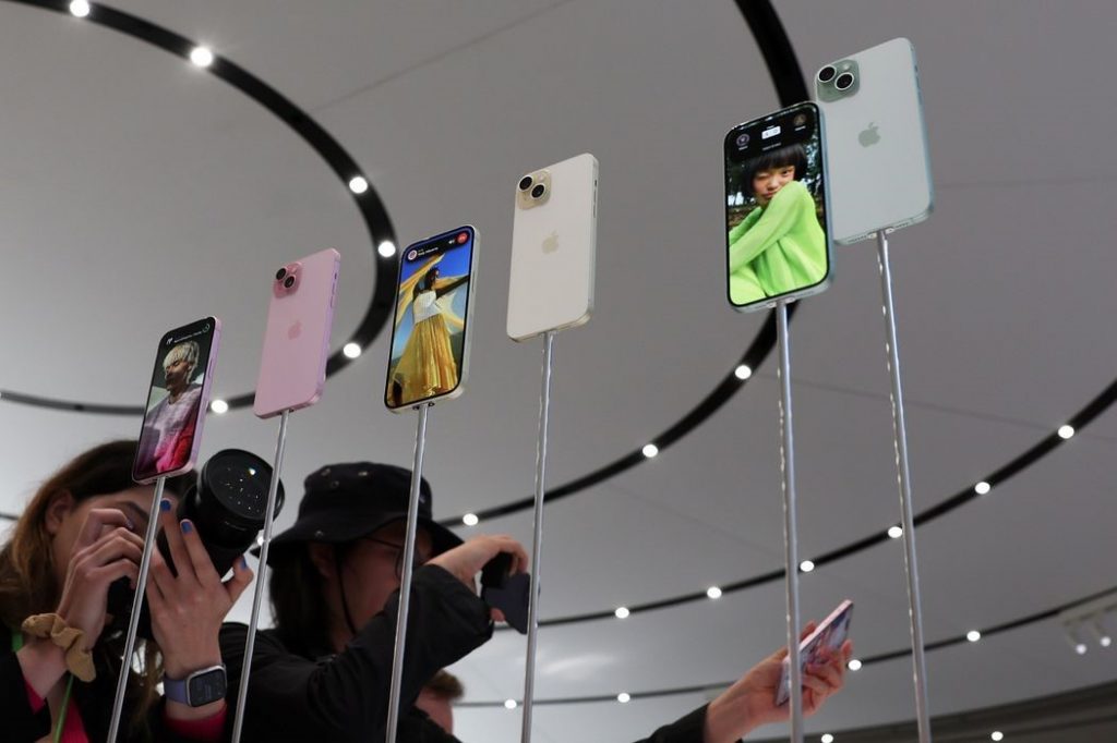 Apple trình diễn dàn iPhone 15 mới ở một sự kiện của công ty ngày 12/9.
