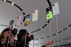 Apple trình diễn dàn iPhone 15 mới ở một sự kiện của công ty ngày 12/9.