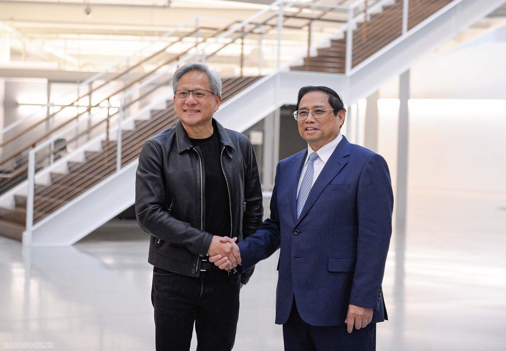 Thủ tướng Phạm Minh Chính trao đổi với CEO Nvidia Jensen Huang.