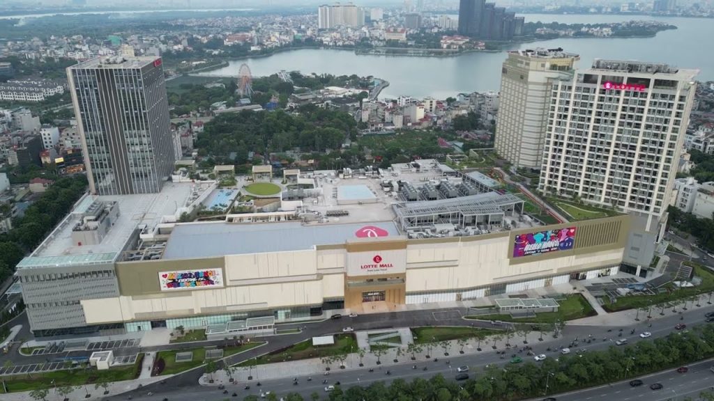 Tổ hợp Lotte Mall West Lake Hanoi bao gồm các cửa hàng mua sắm, siêu thị, thủy cung, rạp chiếu phim và khách sạn.