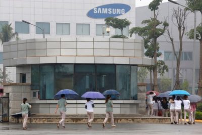 Samsung sản xuất một nửa số điện thoại thông minh của mình ở Việt Nam và chiếm hầu hết tổng sản lượng điện thoại sản xuất ở Việt Nam.
