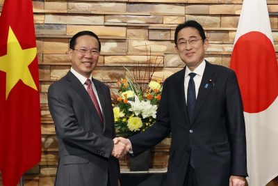 Chủ tịch nước Võ Văn Thưởng bắt tay Thủ tướng Nhật Bản Fumio Kishida trong chuyến thăm đến Tokyo ngày 27/11.