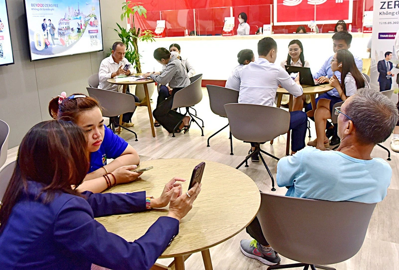 Nhân viên tư vấn cho khách tại CTCP Chứng khoán SSI (TP HCM). Ảnh: T.T.D/Tuổi Trẻ.