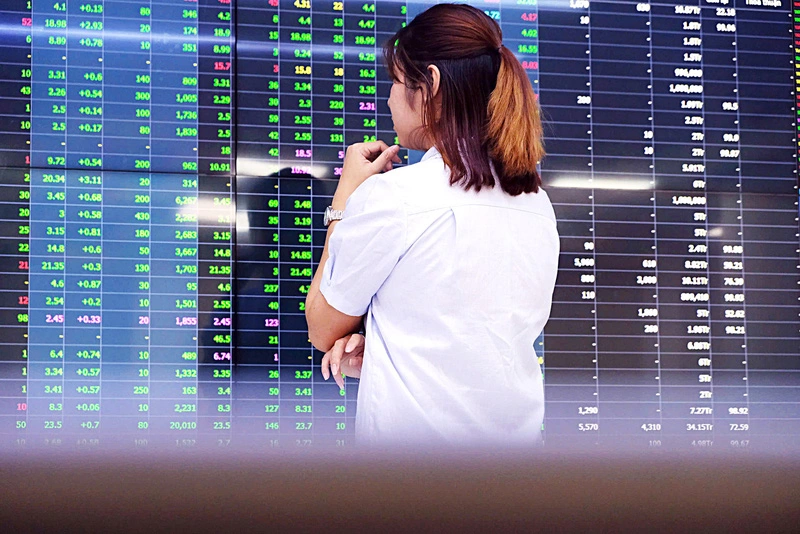 Trong khi VN-Index loanh quanh 1.200 điểm, nhà đầu tư nước ngoài đã “miệt mài” rút vốn khỏi chứng khoán cho thấy còn rất nhiều việc phải làm để phát triển thị trường vốn của Việt Nam. Ảnh: B.M/Tuổi Trẻ.