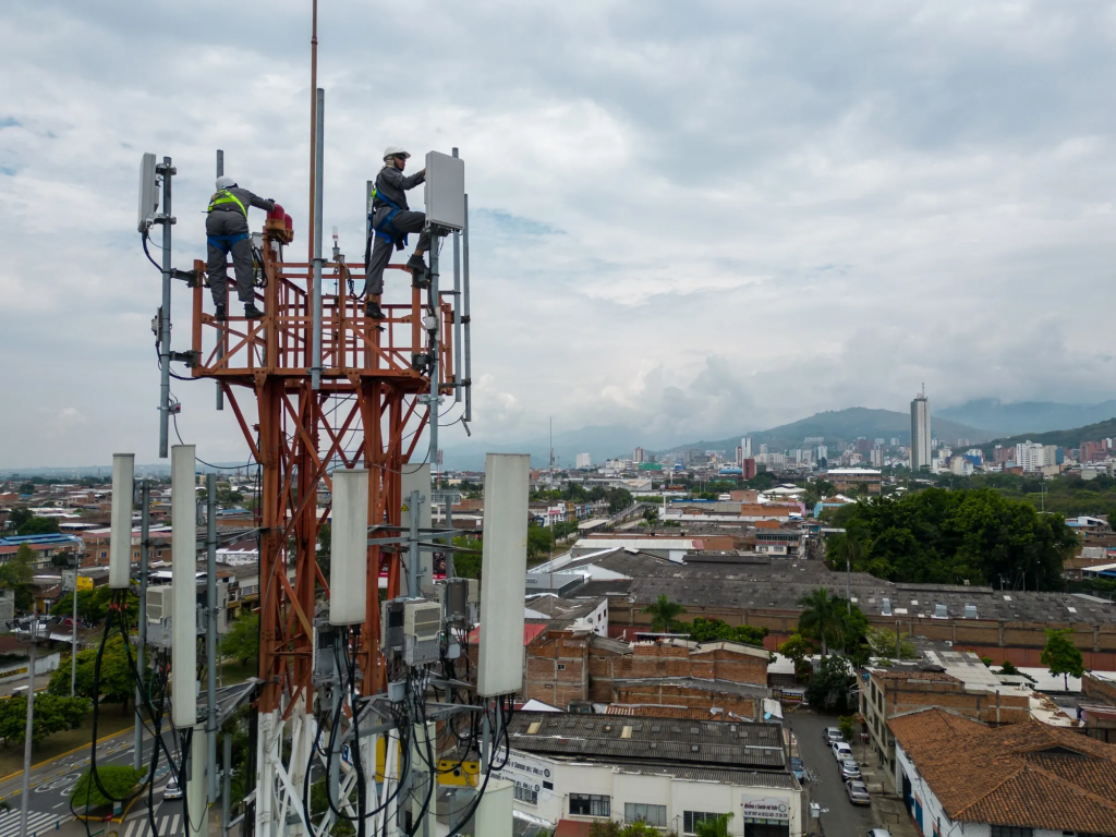 Công nhân kiểm tra ăng-ten Claro 5G trên một tháp viễn thông ở Cali, Colombia, vào ngày 1/3/2024. Ảnh: Jair F. Coll/Bloomberg Công nhân kiểm tra ăng-ten Claro 5G trên một tháp viễn thông ở Cali, Colombia, vào ngày 1/3/2024. Ảnh: Jair F. Coll/Bloomberg