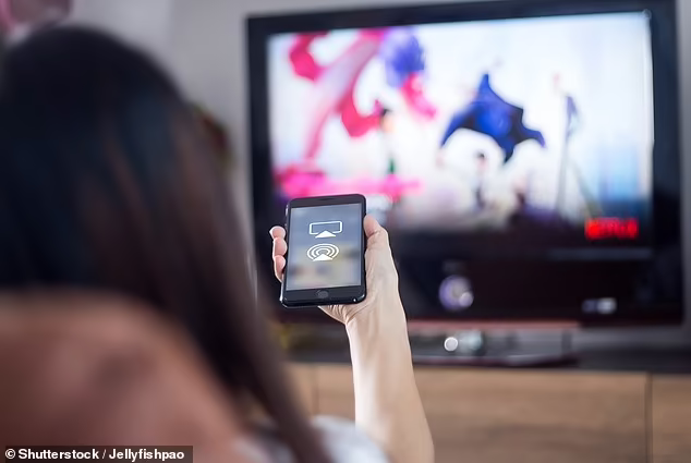 Các chuyên gia cảnh báo 17 lỗ hổng bảo mật trong công nghệ AirPlay của Apple khiến iPhone có nguy cơ bị tin tặc tấn công. Ảnh: Daily Mail. Các chuyên gia cảnh báo 17 lỗ hổng bảo mật trong công nghệ AirPlay của Apple khiến iPhone có nguy cơ bị tin tặc tấn công. Ảnh: Daily Mail.