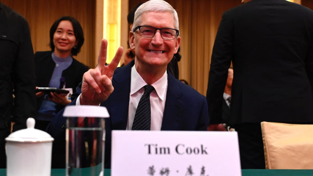 Tim Cook, kiến trúc sư trưởng của chiến lược Trung Quốc và CEO hiện tại của Apple. Ảnh: AFP/The Telegraph. Tim Cook, kiến trúc sư trưởng của chiến lược Trung Quốc và CEO hiện tại của Apple. Ảnh: AFP/The Telegraph.
