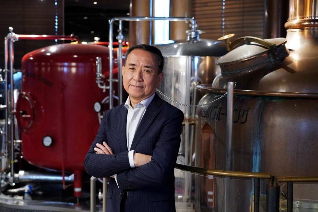 Tổng giám đốc Asahi, Atsushi Katsuki, tin rằng có rất ít cơ sở khoa học để khẳng định không có mức độ tiêu thụ rượu bia an toàn. Ảnh: Toru Hanai/Bloomberg. Tổng giám đốc Asahi, Atsushi Katsuki, tin rằng có rất ít cơ sở khoa học để khẳng định không có mức độ tiêu thụ rượu bia an toàn. Ảnh: Toru Hanai/Bloomberg.