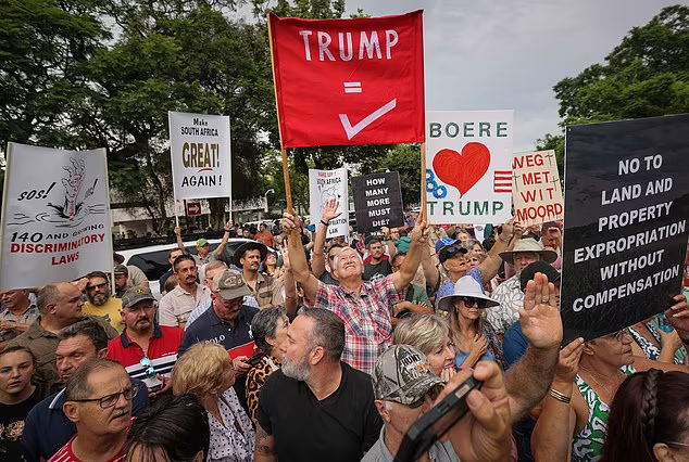 Nông dân và người dân ủng hộ Donald Trump bên ngoài Đại sứ quán Mỹ tại Pretoria. Ảnh: Daily Mail.