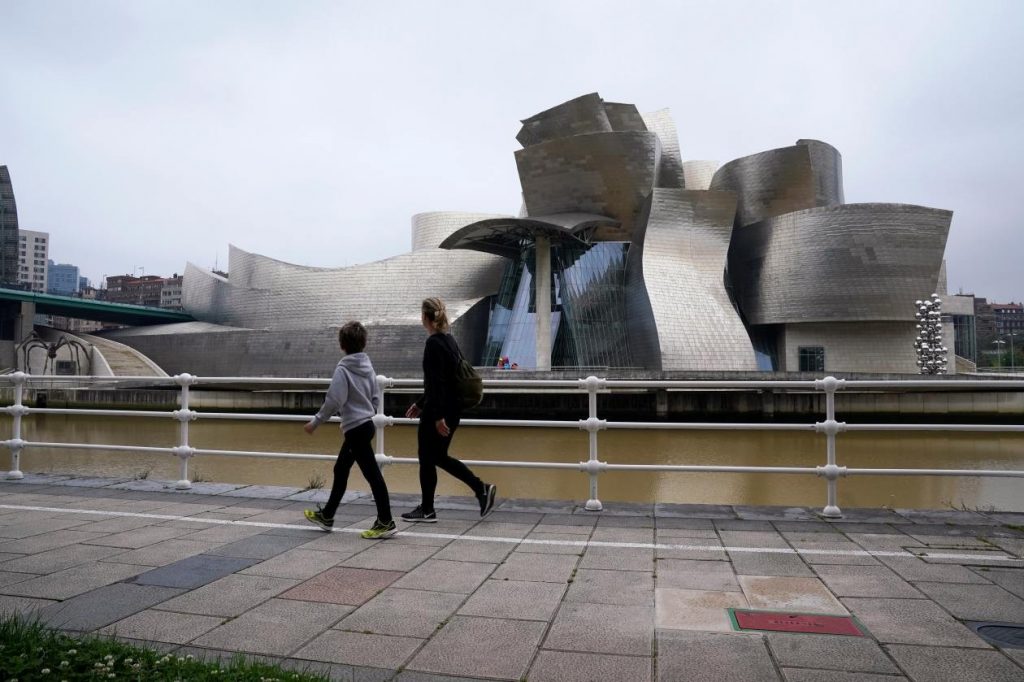 Kiến trúc sư Frank Gehry đã dành 2 năm thiết kế trước khi khởi công dự án Bảo tàng Guggenheim Bilbao ở Tây Ban Nha. Cách làm này là một chìa khóa để tránh chậm tiến độ và vượt ngân sách, theo Tiến sĩ Flyvbjerg. Ảnh: Reuters/Vincent West. Kiến trúc sư Frank Gehry đã dành 2 năm thiết kế trước khi khởi công dự án Bảo tàng Guggenheim Bilbao ở Tây Ban Nha. Cách làm này là một chìa khóa để tránh chậm tiến độ và vượt ngân sách, theo Tiến sĩ Flyvbjerg. Ảnh: Reuters/Vincent West.