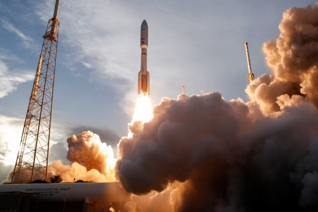 Một tên lửa Atlas V của United Launch Alliance phóng từ Florida vào tháng trước với các vệ tinh thuộc Dự án Kuiper. Các doanh nghiệp, chính phủ và quân đội đang chạy đua để khai thác tiềm năng của không gian. Ảnh: Reuters/FT.