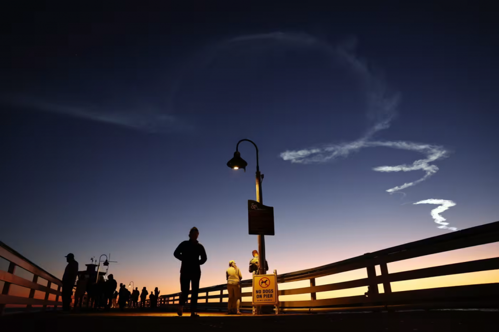 Một tên lửa SpaceX Falcon 9 để lại vệt hơi trên San Clemente, bang California. Chi phí thấp và tần suất phóng tên lửa thường xuyên là hai trong những yếu tố dẫn đến thành công của công ty. Ảnh: Getty Images/FT.