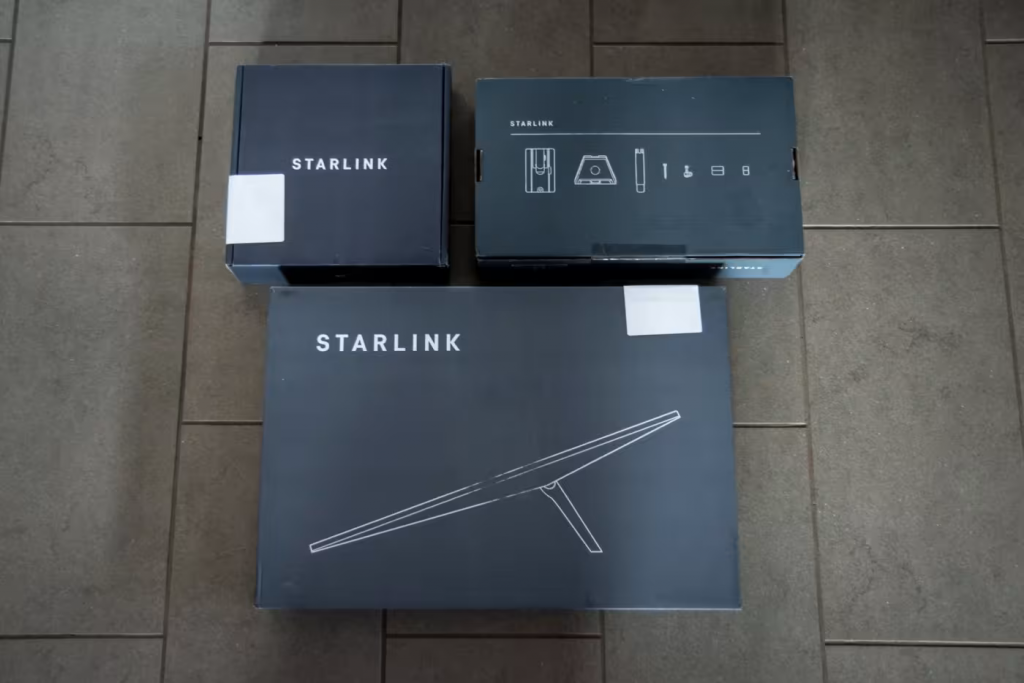 Một hệ thống internet vệ tinh Starlink trong bao bì tại hạt Santa Fe, bang New Mexico. Tính cách và sự can thiệp của ông Musk vào chính trị khiến một số chính phủ cảnh giác với sự thống trị của công ty ông. Ảnh: Bloomberg/FT.