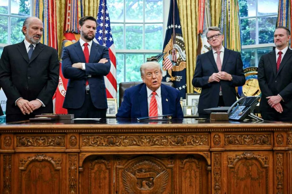 Tổng thống Mỹ Donald Trump công bố thỏa thuận thương mại với Anh ở Phòng Bầu dục ngày 8/5. Ảnh: Jim Watson/AFP. Tổng thống Mỹ Donald Trump công bố thỏa thuận thương mại với Anh ở Phòng Bầu dục ngày 8/5. Ảnh: Jim Watson/AFP.