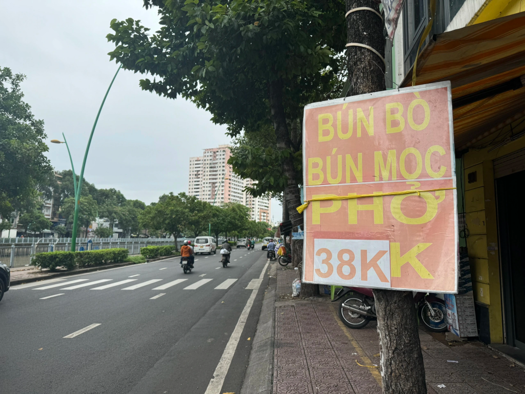 Quán bún thông báo giá mới. Ảnh: Dương Lan/Thanh niên. Quán bún thông báo giá mới. Ảnh: Dương Lan/Thanh niên.