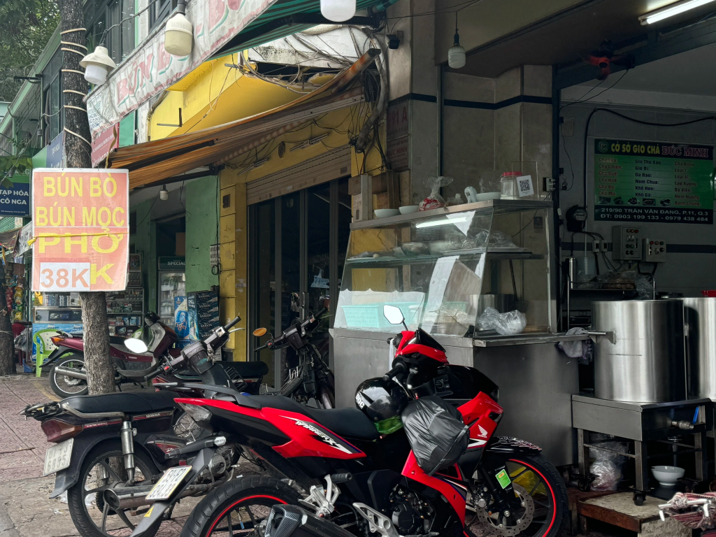 Các quán ăn tăng giá do nhiều nguyên nhân khác nhau. Ảnh: Dương Lan/Thanh niên. Các quán ăn tăng giá do nhiều nguyên nhân khác nhau. Ảnh: Dương Lan/Thanh niên.