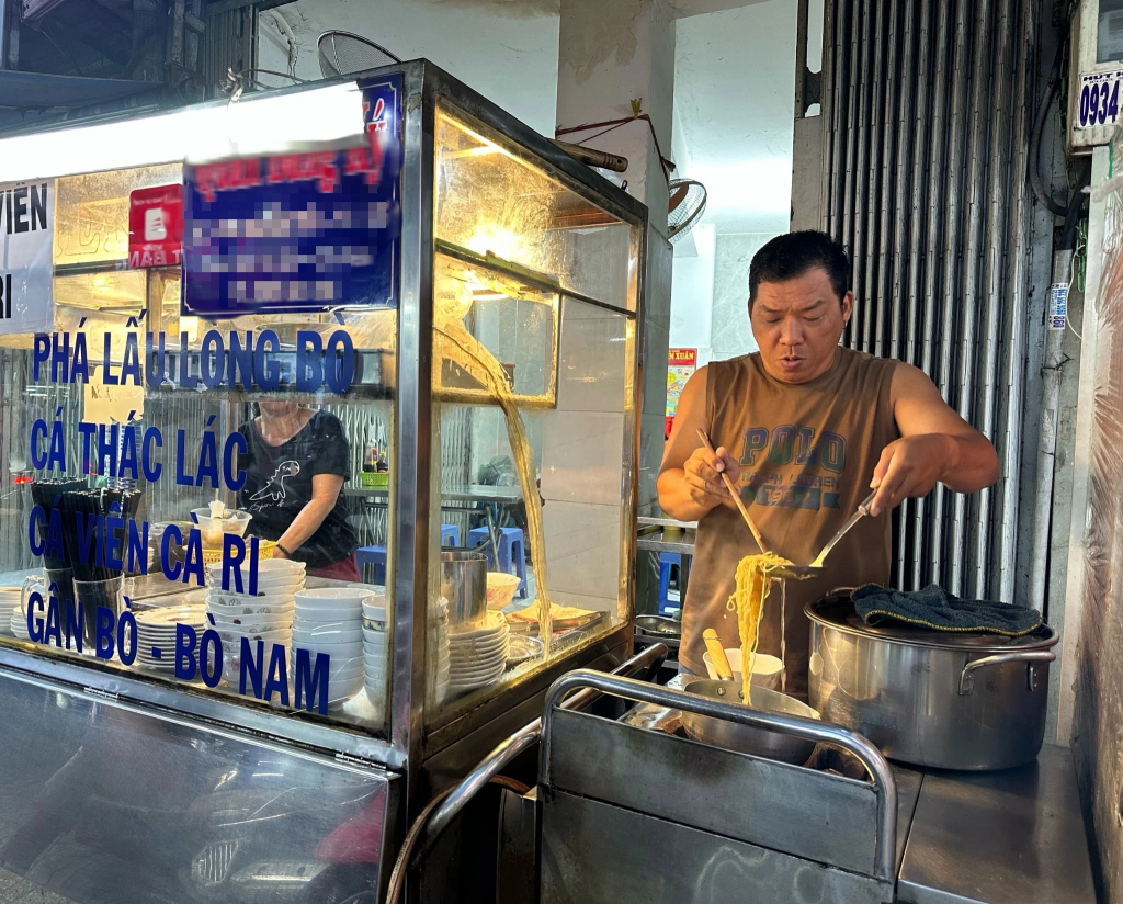 Trong tình hình khó khăn hiện tại, anh chủ quán mì người Hoa ở TP HCM cho biết đang nghĩ đến chuyện nghỉ bán. Ảnh: Cao An Biên/Thanh niên. Trong tình hình khó khăn hiện tại, anh chủ quán mì người Hoa ở TP HCM cho biết đang nghĩ đến chuyện nghỉ bán. Ảnh: Cao An Biên/Thanh niên.