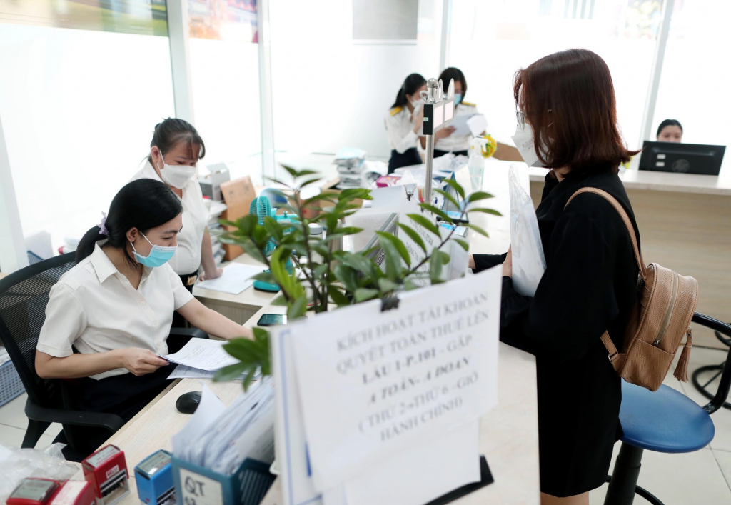 Cần khẩn trương tăng mức giảm trừ gia cảnh cho người nộp thuế thu nhập cá nhân do giá hàng hóa tăng cao. Ảnh: Ngọc Dương/Thanh niên.