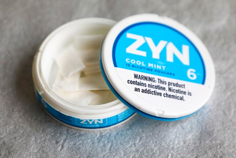 Một hộp Zyn chứa 15 túi ngậm Nicotine. Ảnh: Elise Wrabetz/NBC News.